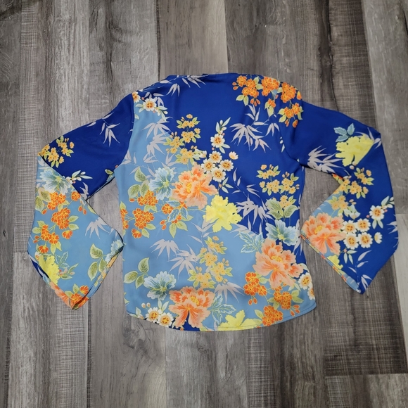 Guess Cross Over Floral Top - Picture 10 of 12